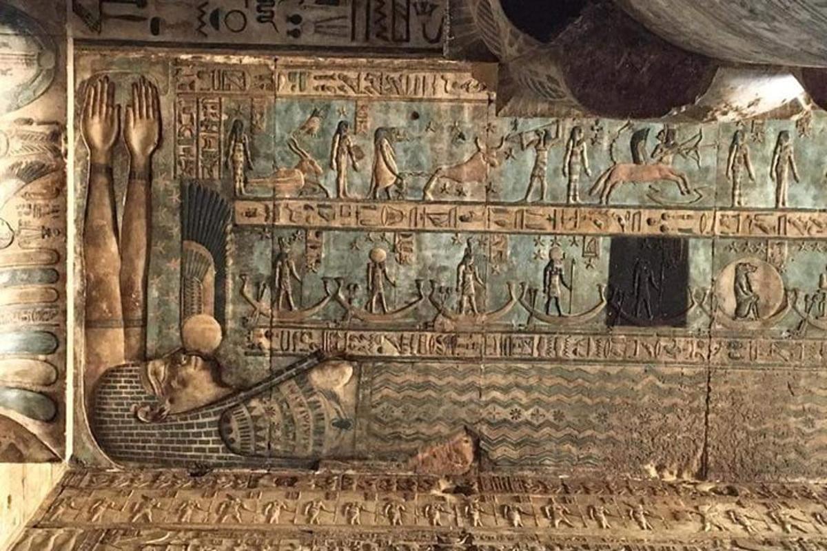 veggur með hieroglyfjum á hlið byggingar