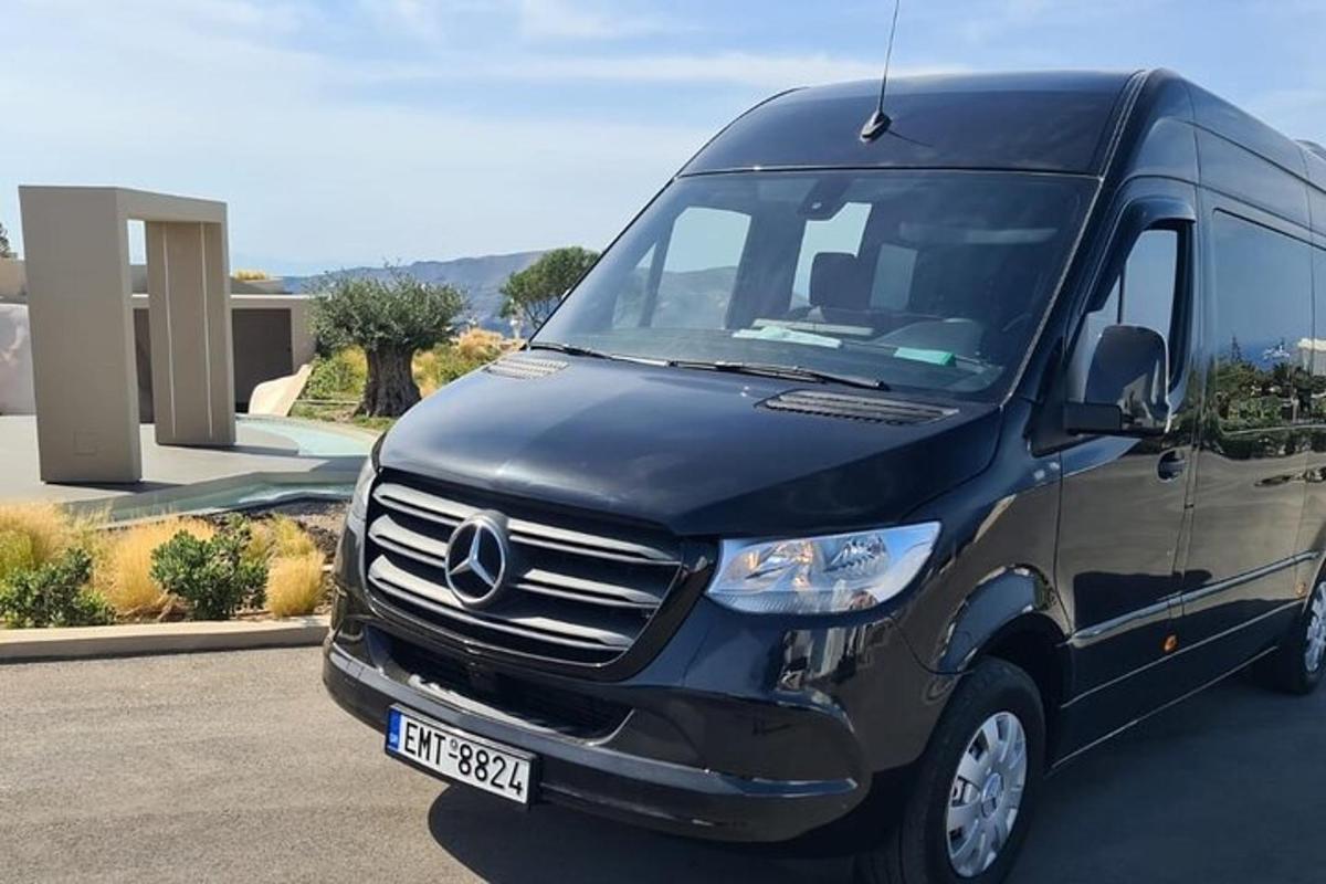 un furgone Mercedes Benz nero parcheggiato in un parcheggio