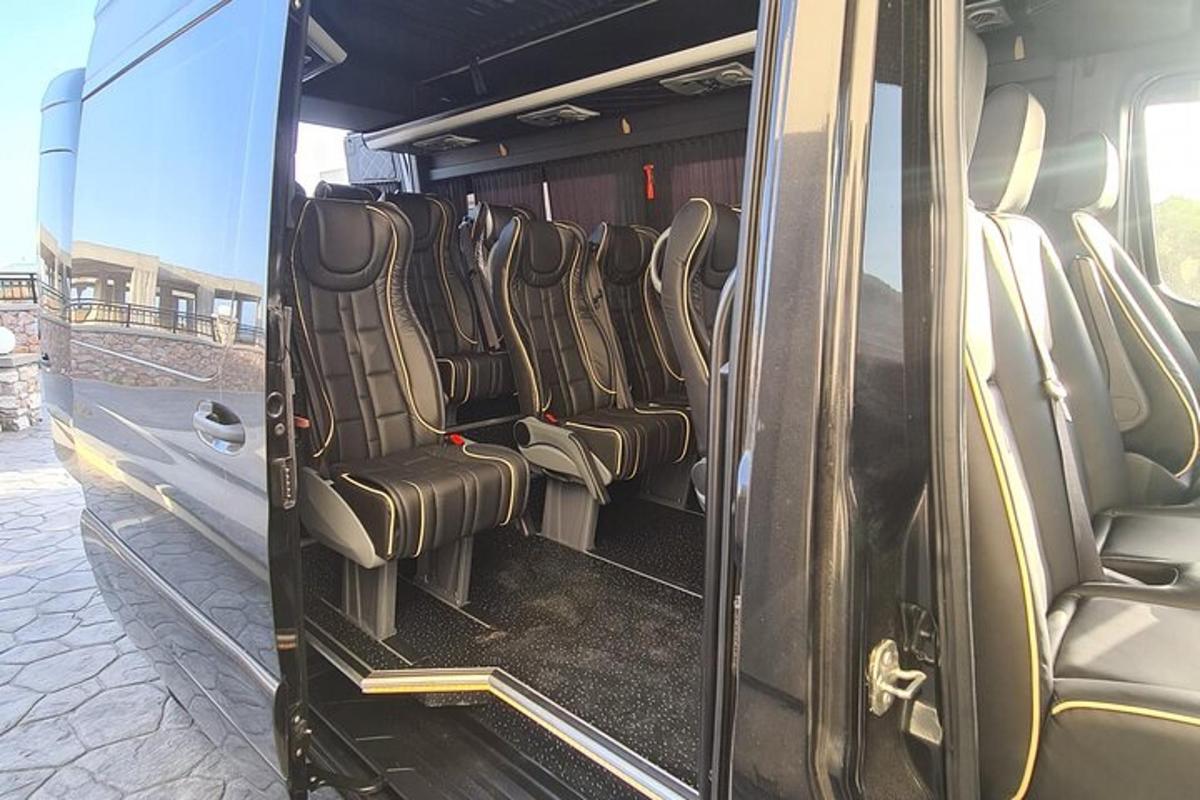 un autobus con posti vuoti nella parte posteriore