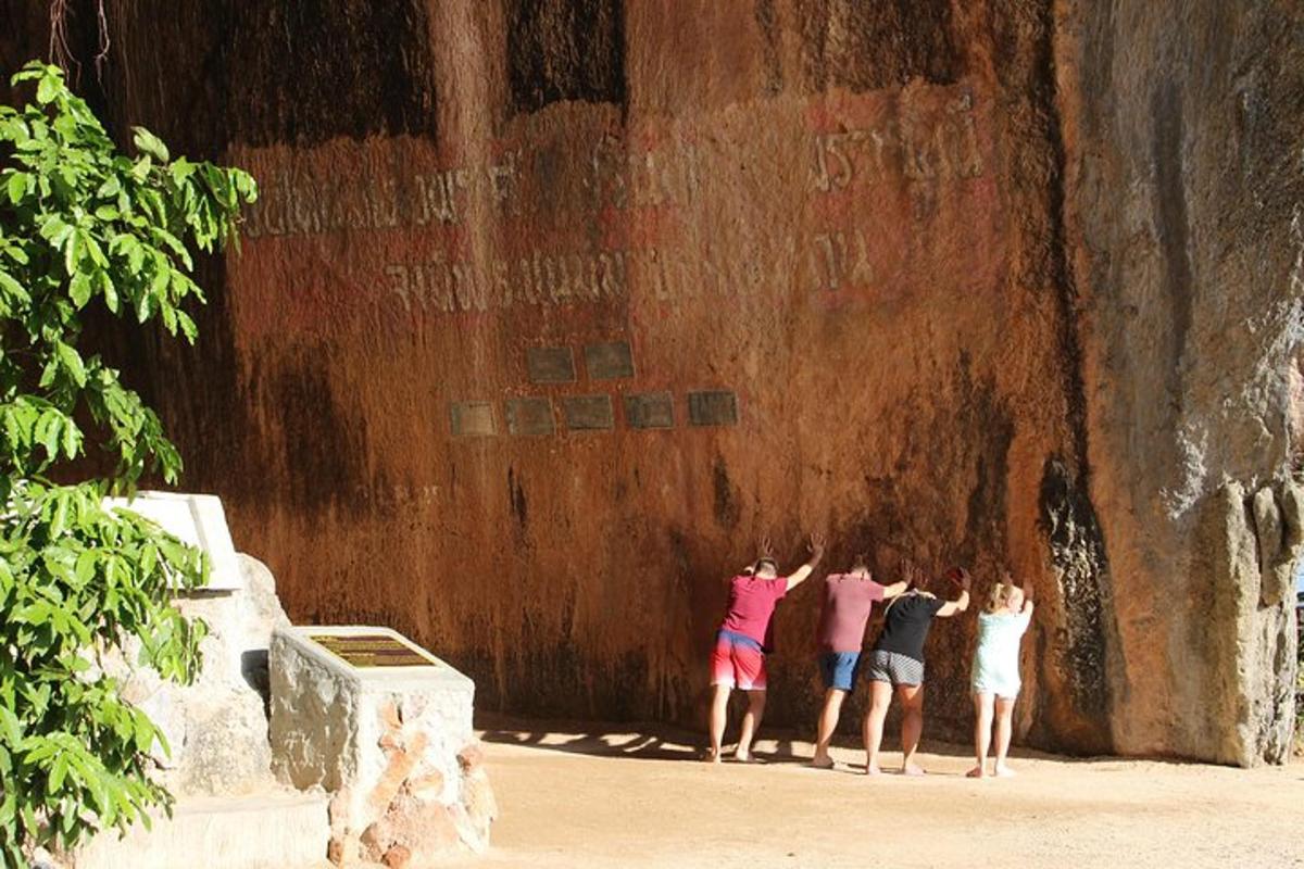 un grup de persones dretes al costat d'una paret