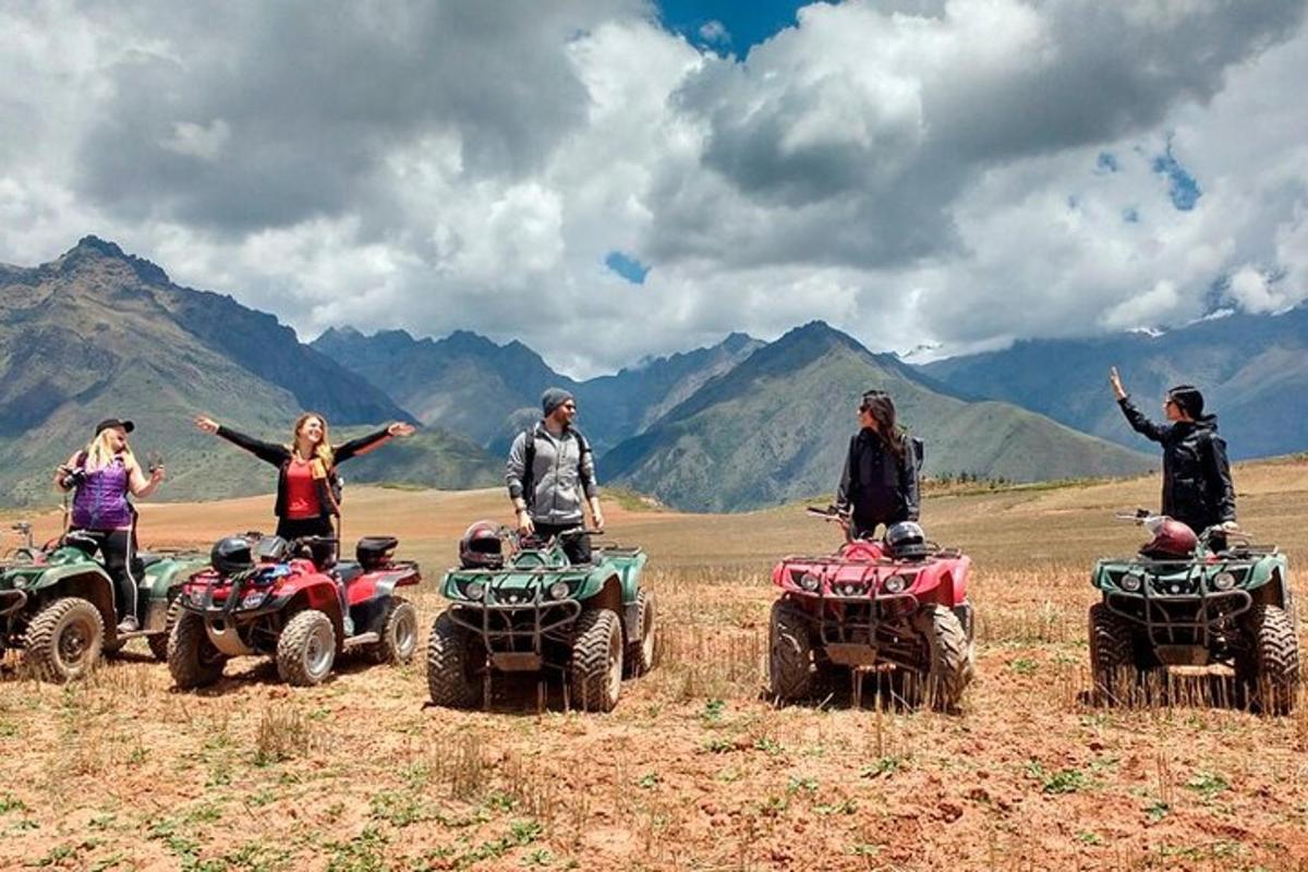 un grup de persones dempeus en quads en un camp