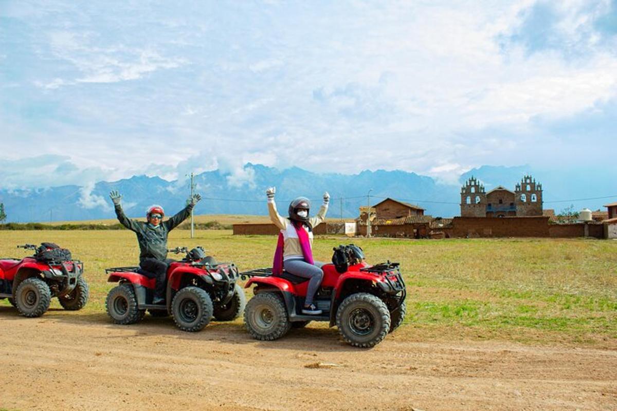 dues persones que viatgen en quads per un camí de terra