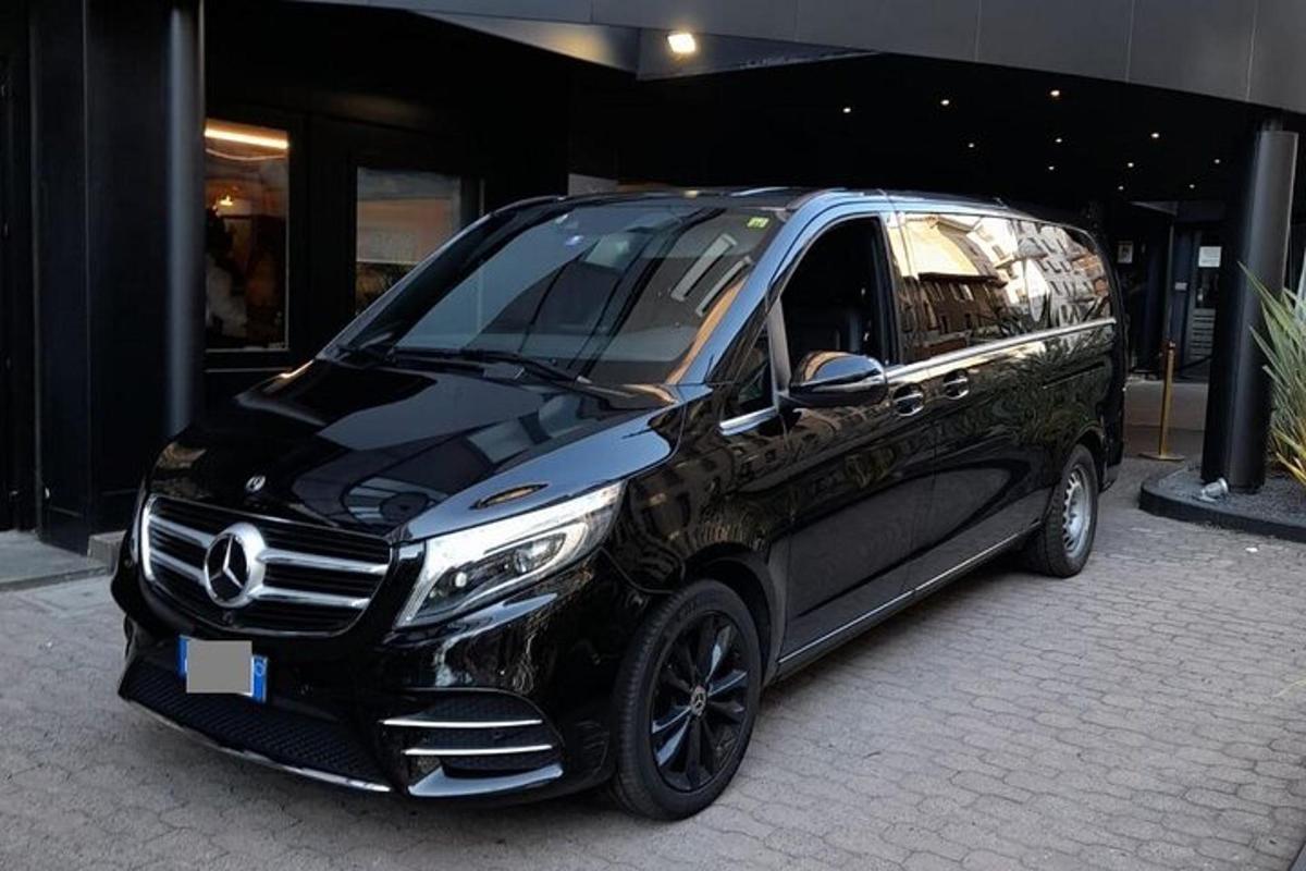černé auto zaparkované před budovou