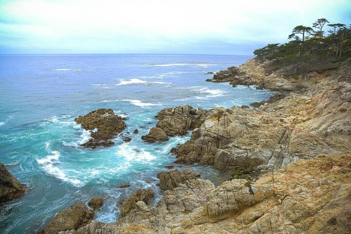 una vista de l'oceà des d'una costa rocosa