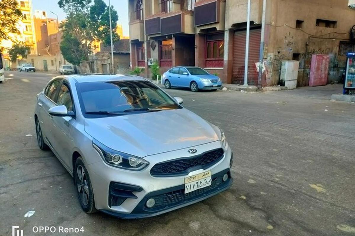 ein silbernes Auto, das am Straßenrand geparkt ist