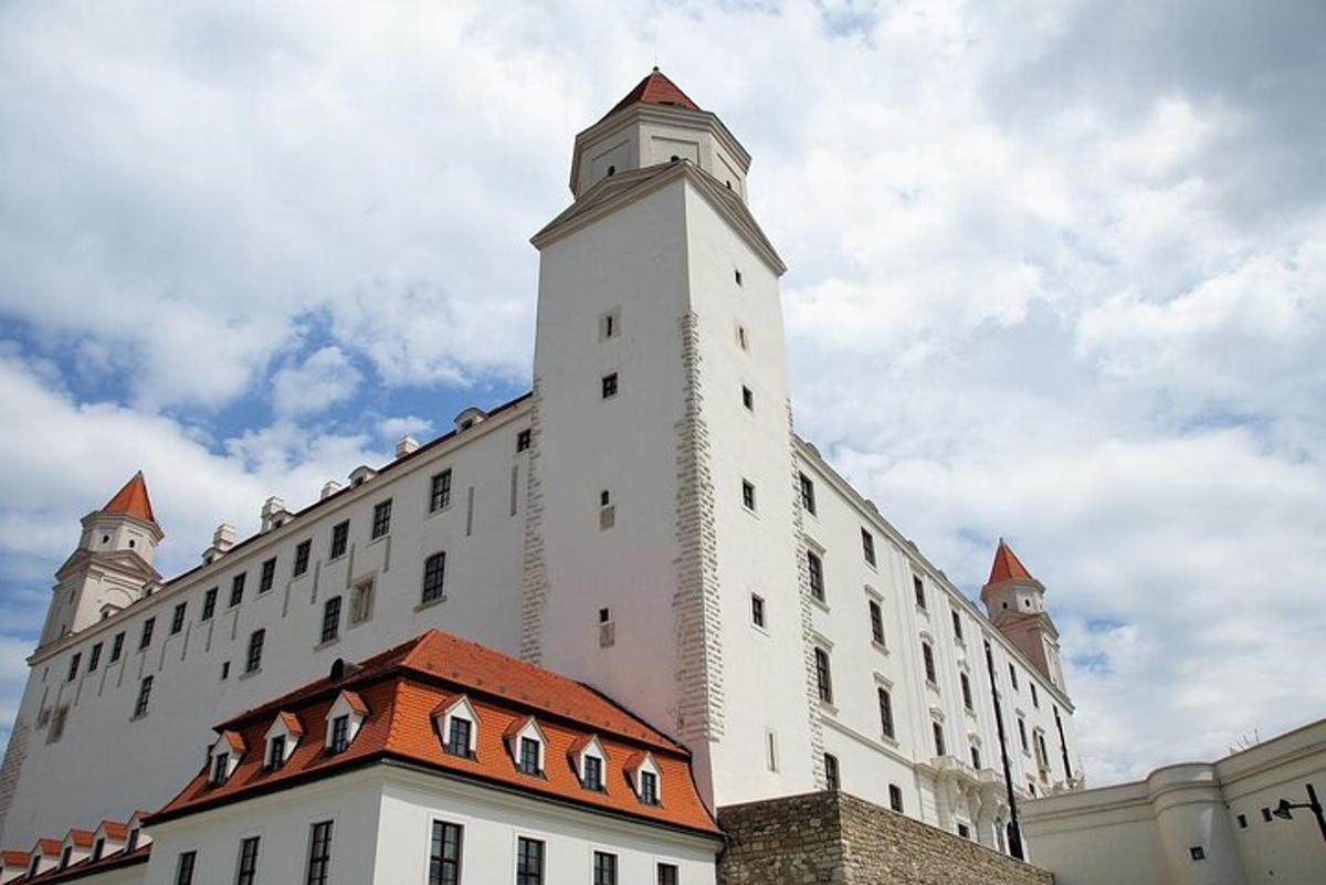 velká bílá budova s věží na vrcholu