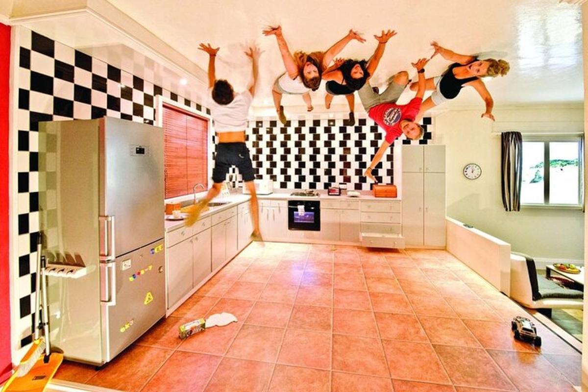 sekumpulan orang melompat di dapur