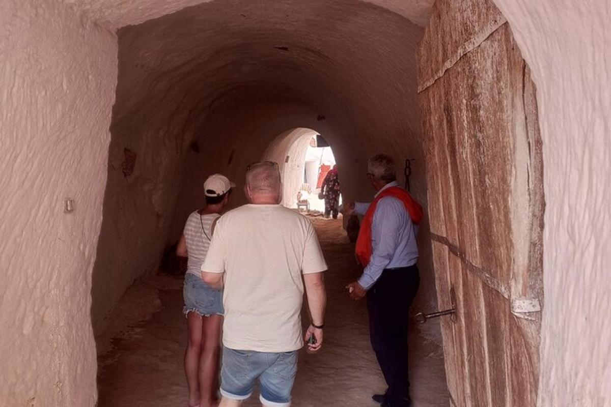 ryhmä ihmisiä kävelemässä tunnelin läpi