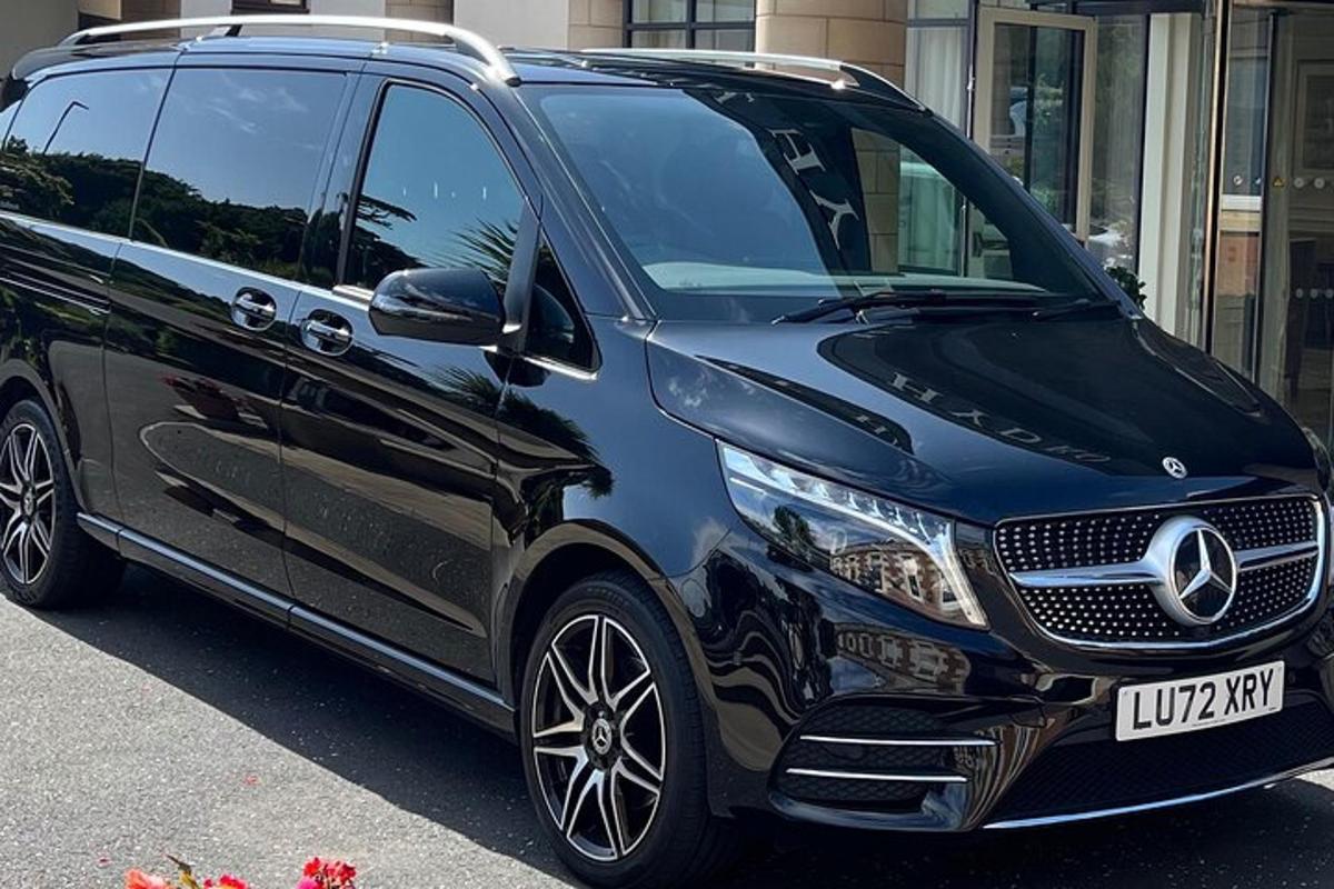Černý minivan Mercedes Benz zaparkovaný na parkovišti