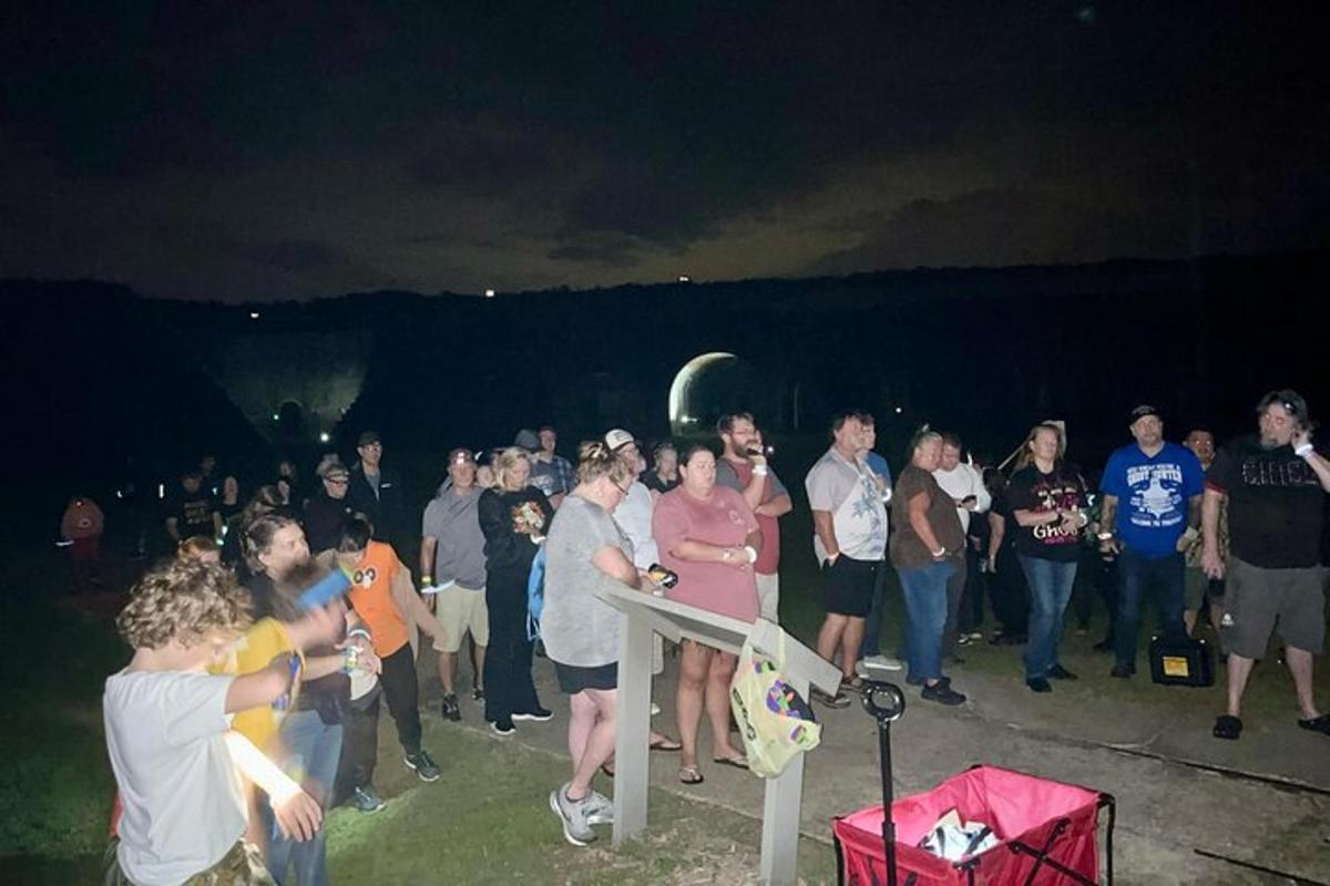 un gruppo di persone in piedi in mezzo alla folla