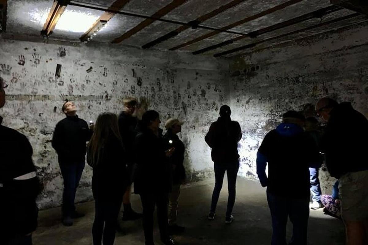 un gruppo di persone in piedi in una stanza buia
