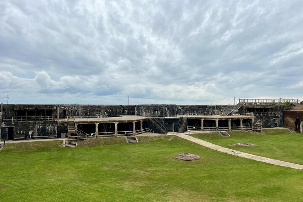 un vecchio edificio con un campo verde di fronte