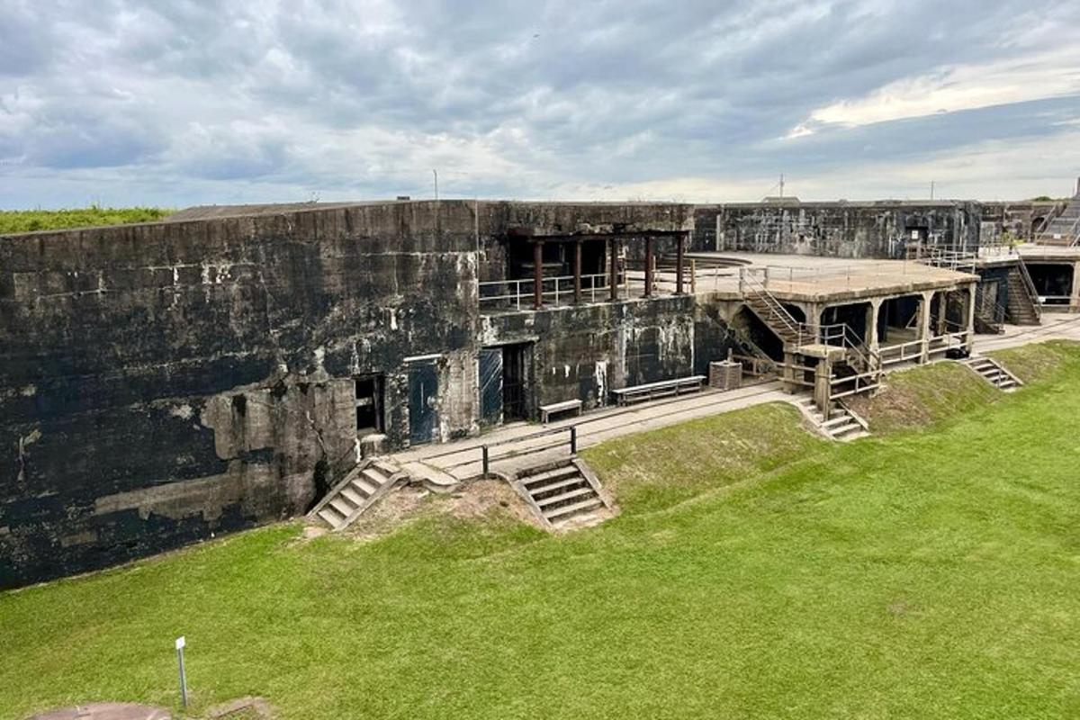 un vecchio edificio con scale in un campo d'erba