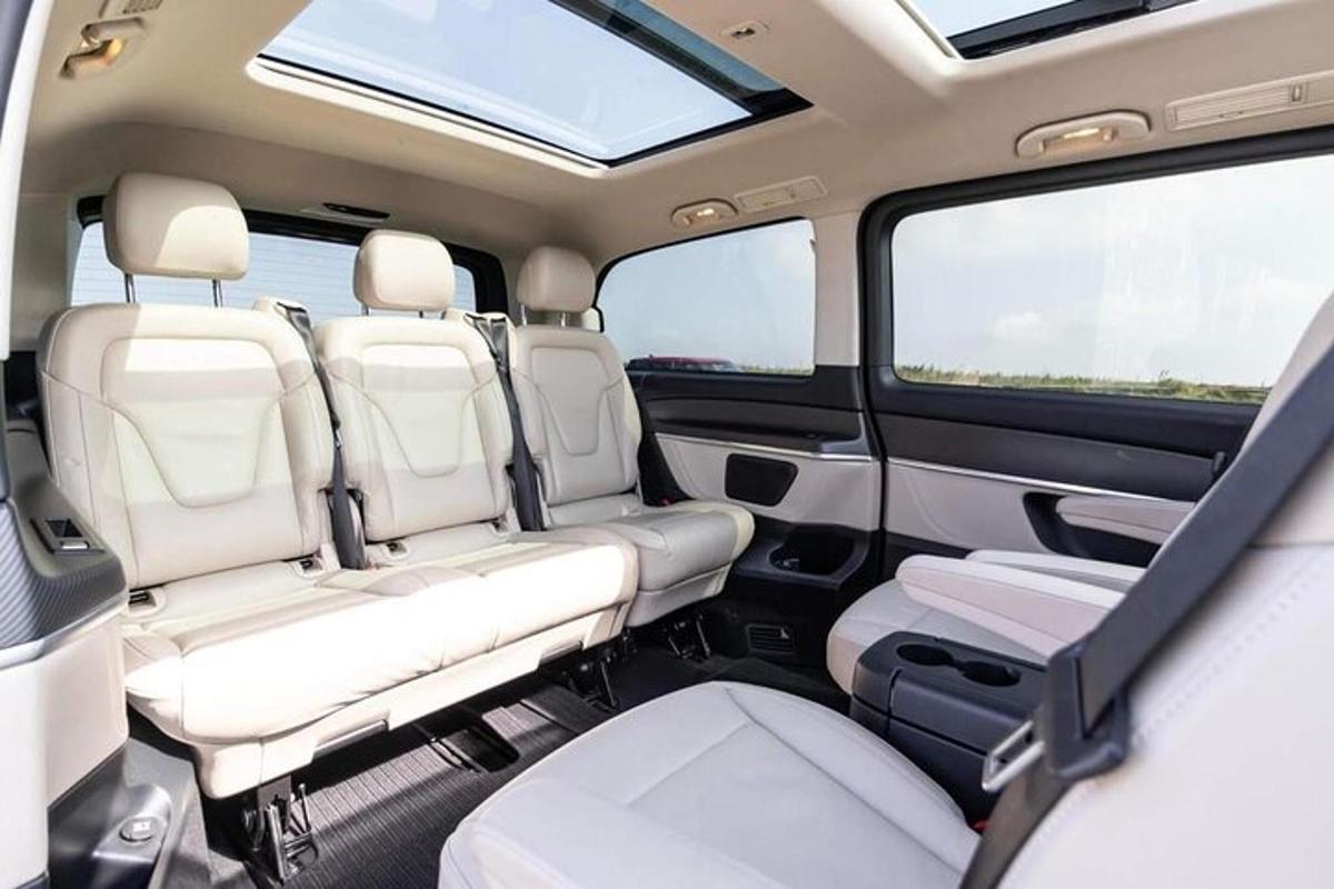 pohled na zadní sedadla přestavby dodávky Volkswagen
