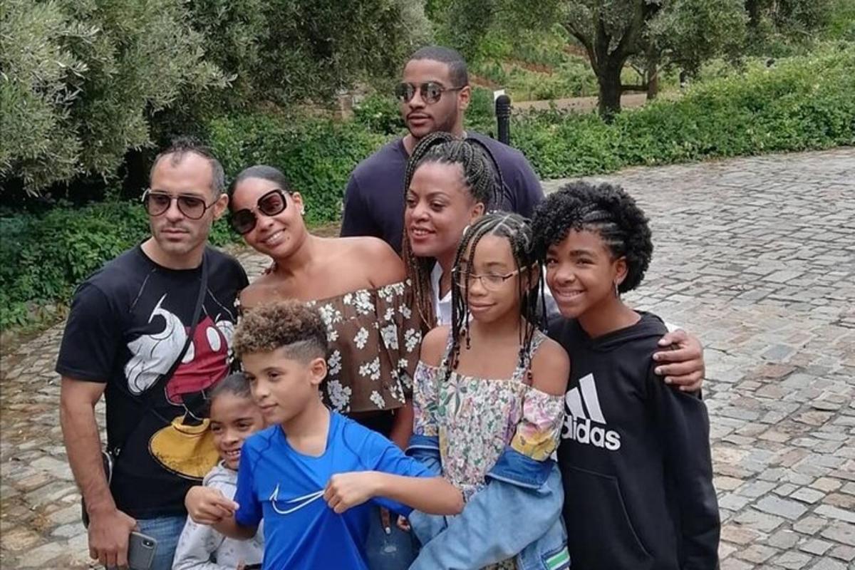 un grupo de personas posando para una foto