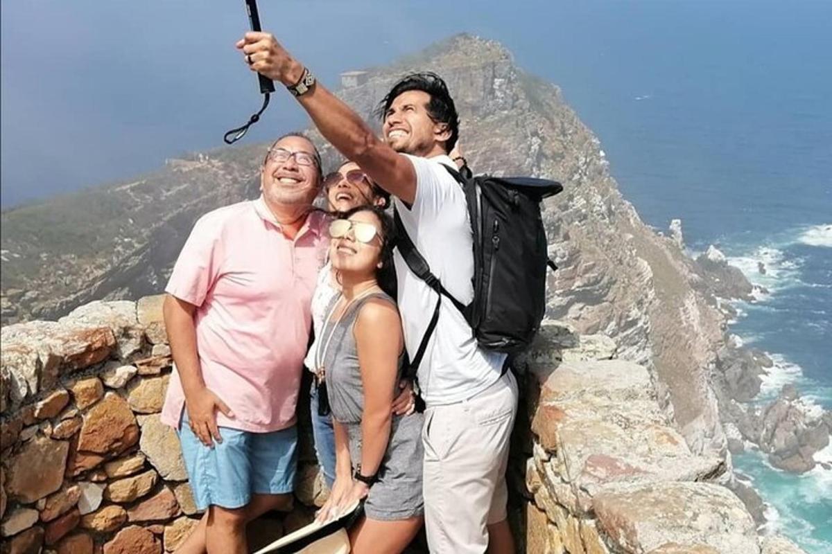 Un grupo de personas de pie en el borde de una montaña