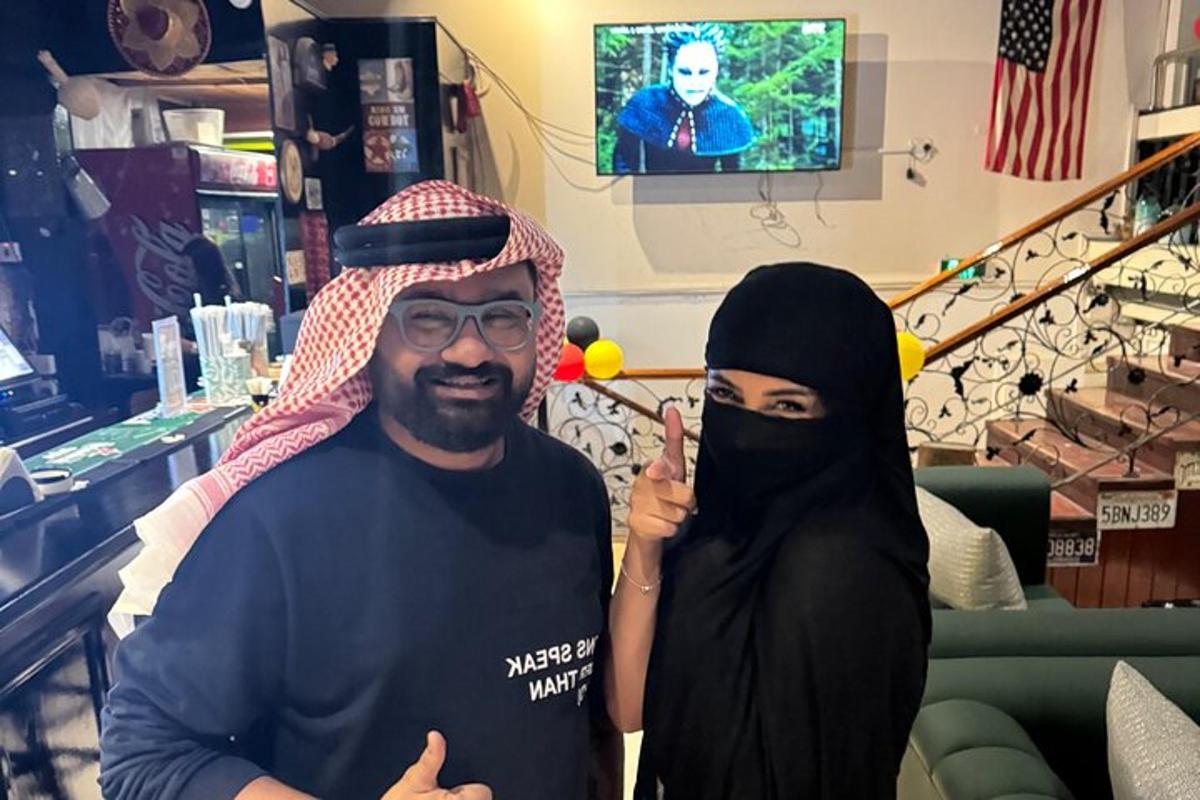 رجل وامرأة يرتديان ملابس سوداء يلتقطان صورة