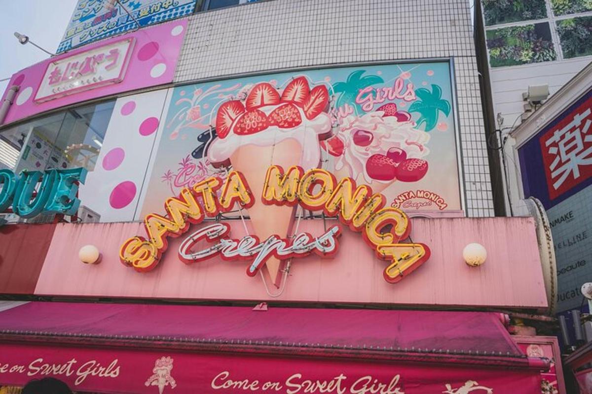 un cartello per un bar di milkshake su un edificio