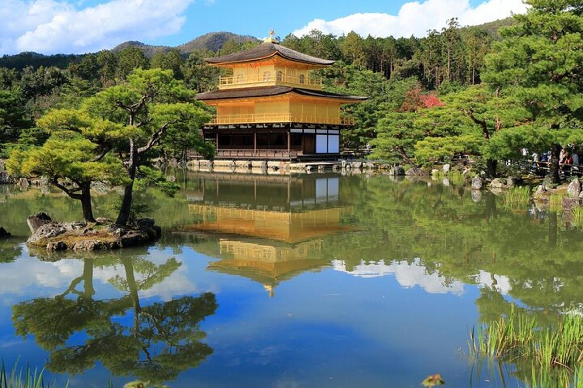 un edificio cinese situato sulla cima di un lago