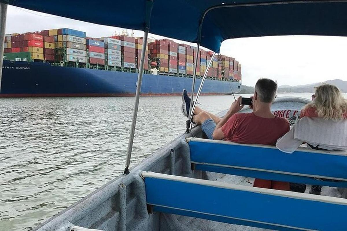 mees ja naine istuvad paadis ja teevad laeva pilti