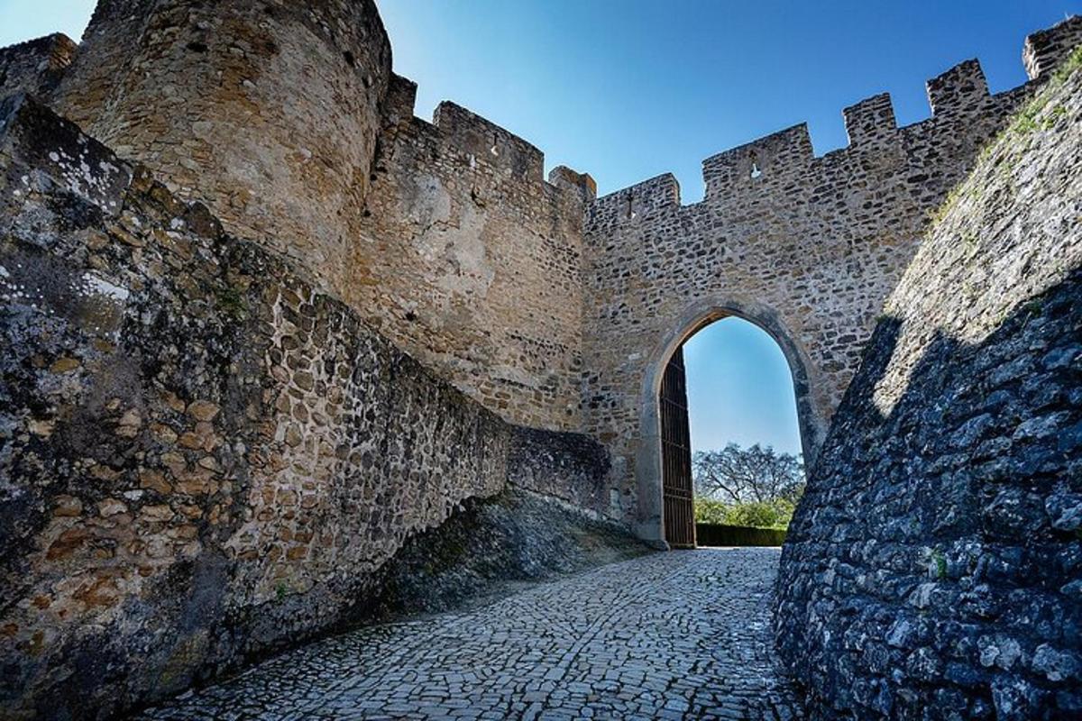 eine Steinmauer mit einem Torbogen in einer Burg