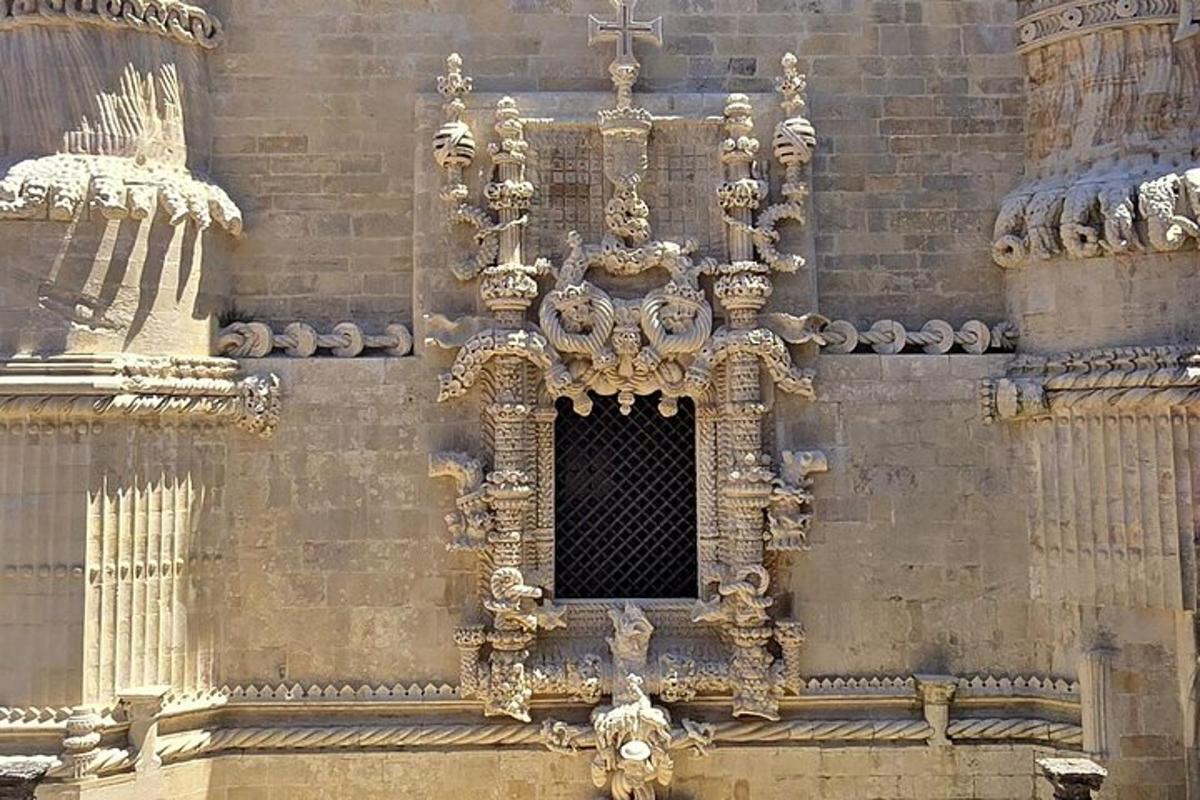 ein Gebäude mit einem Fenster an der Seite