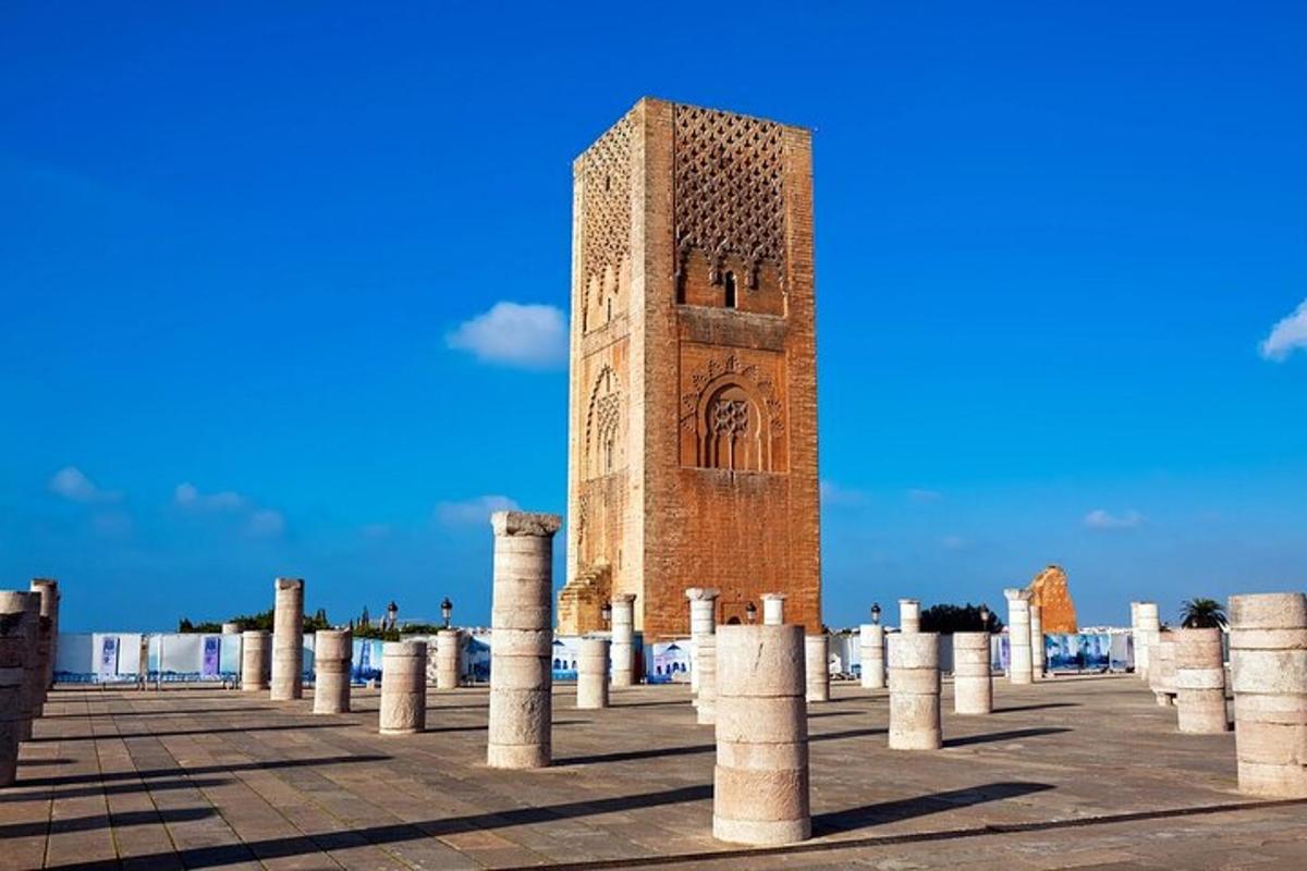 برج طويل من الطوب مع أعمدة أمامه