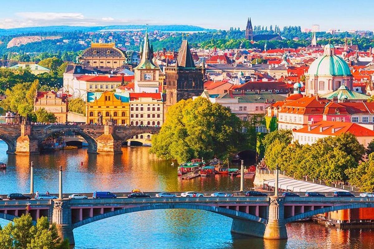 una vista di una città con un ponte sopra un fiume