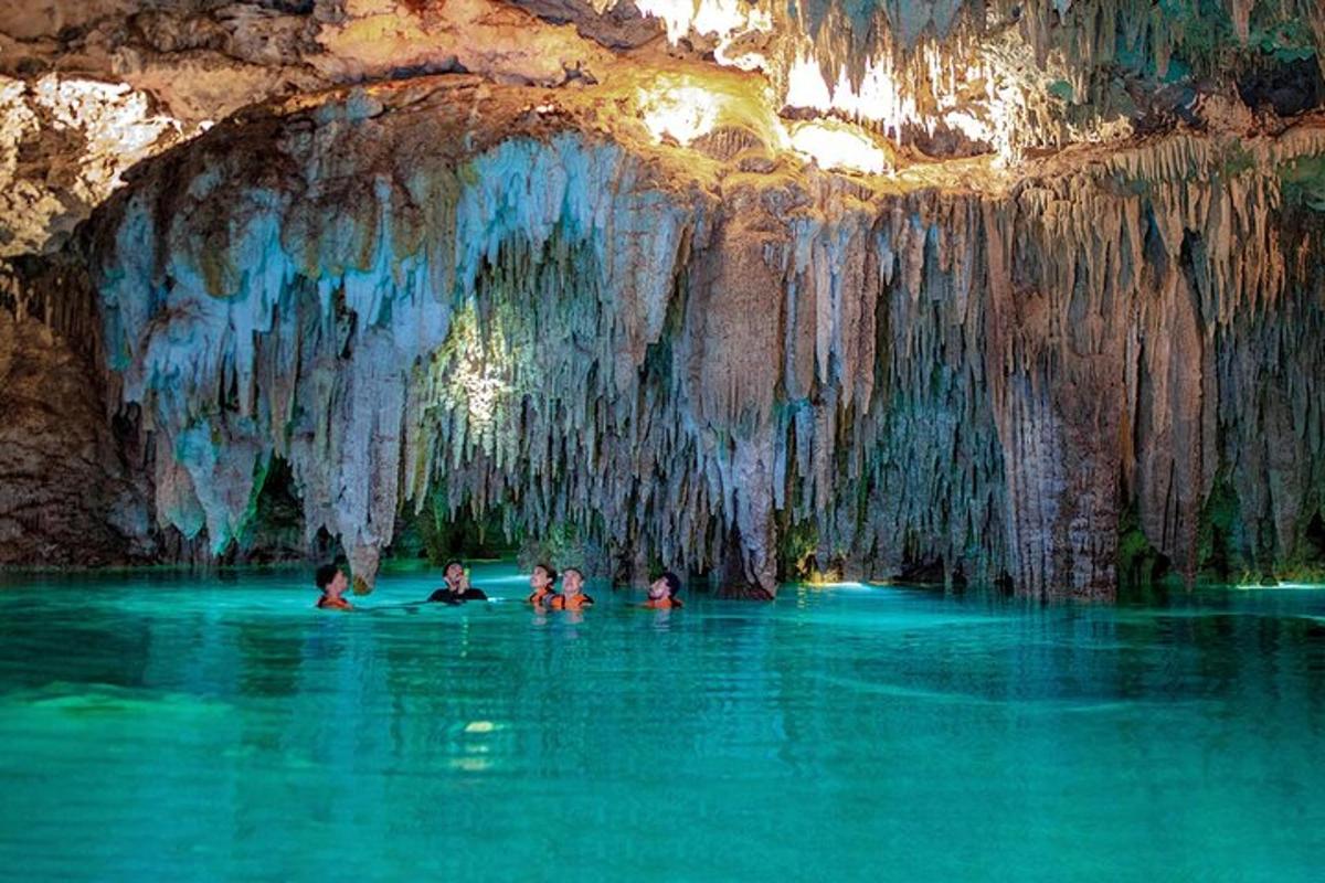Un grupo de personas en el agua en una cueva.