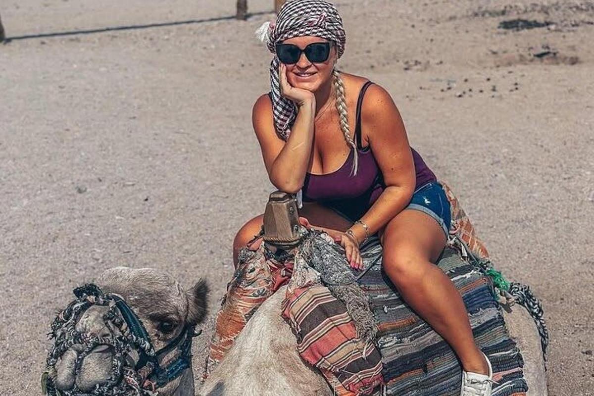 kobieta siedząca na grzbiecie kozy