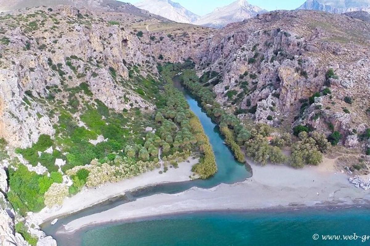 μια εναέρια άποψη ενός ποταμού σε ένα φαράγγι