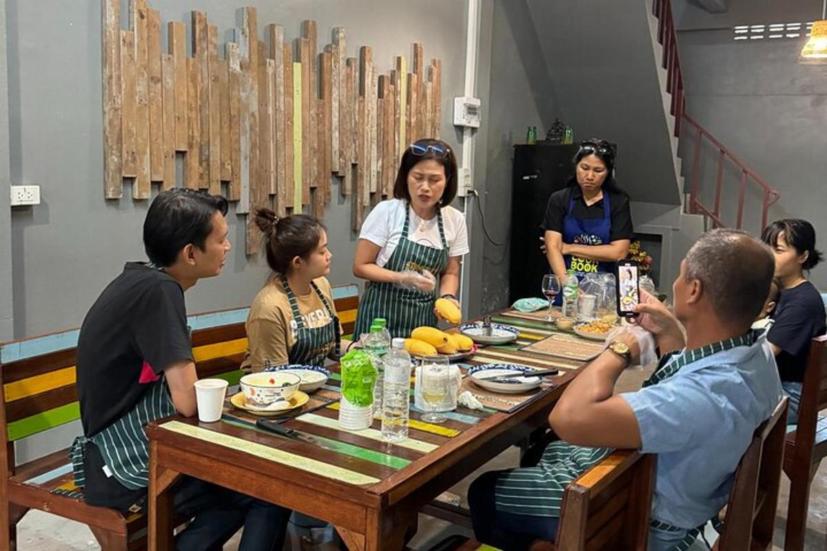 Un grupo de personas sentadas alrededor de una mesa comiendo comida
