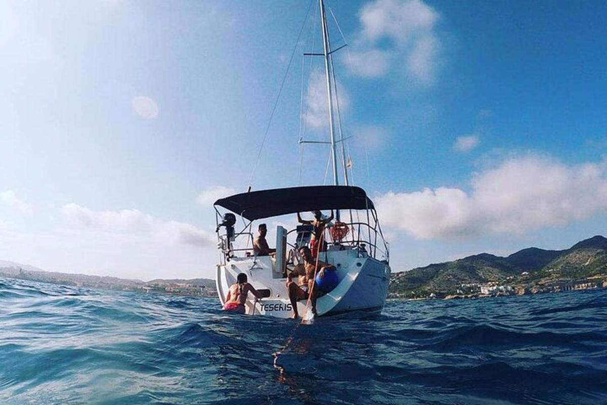 um grupo de pessoas em um barco na água