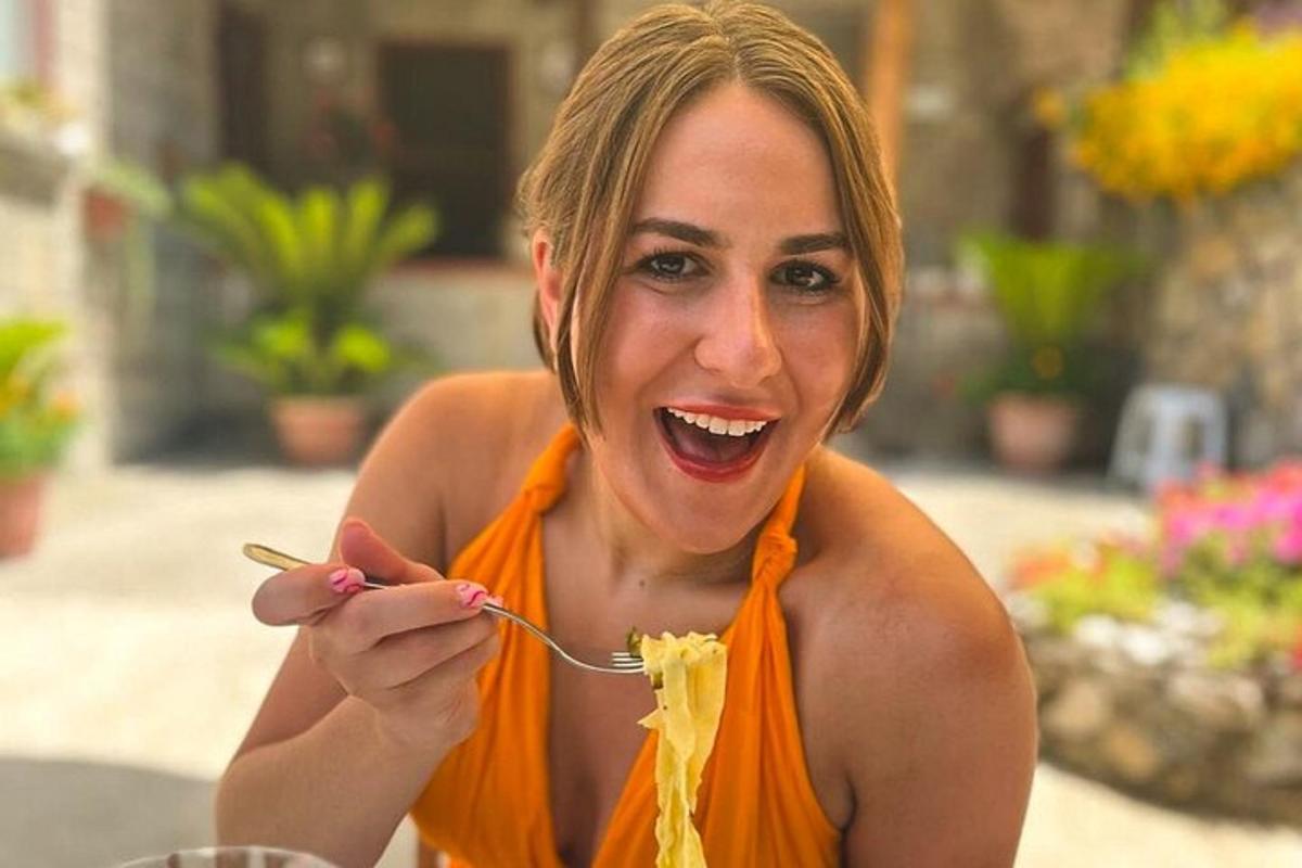 sieviete ēd spageti uz dakšiņas