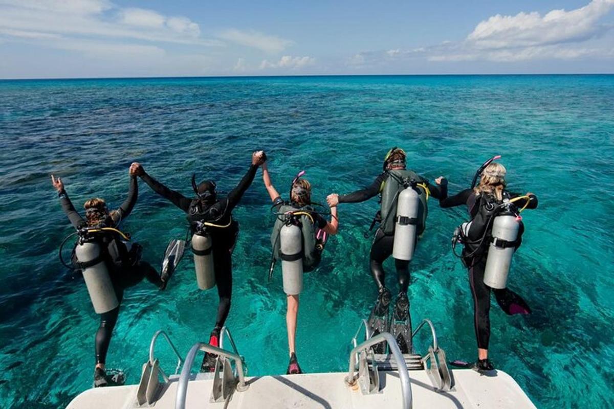 um grupo de pessoas na água em um barco