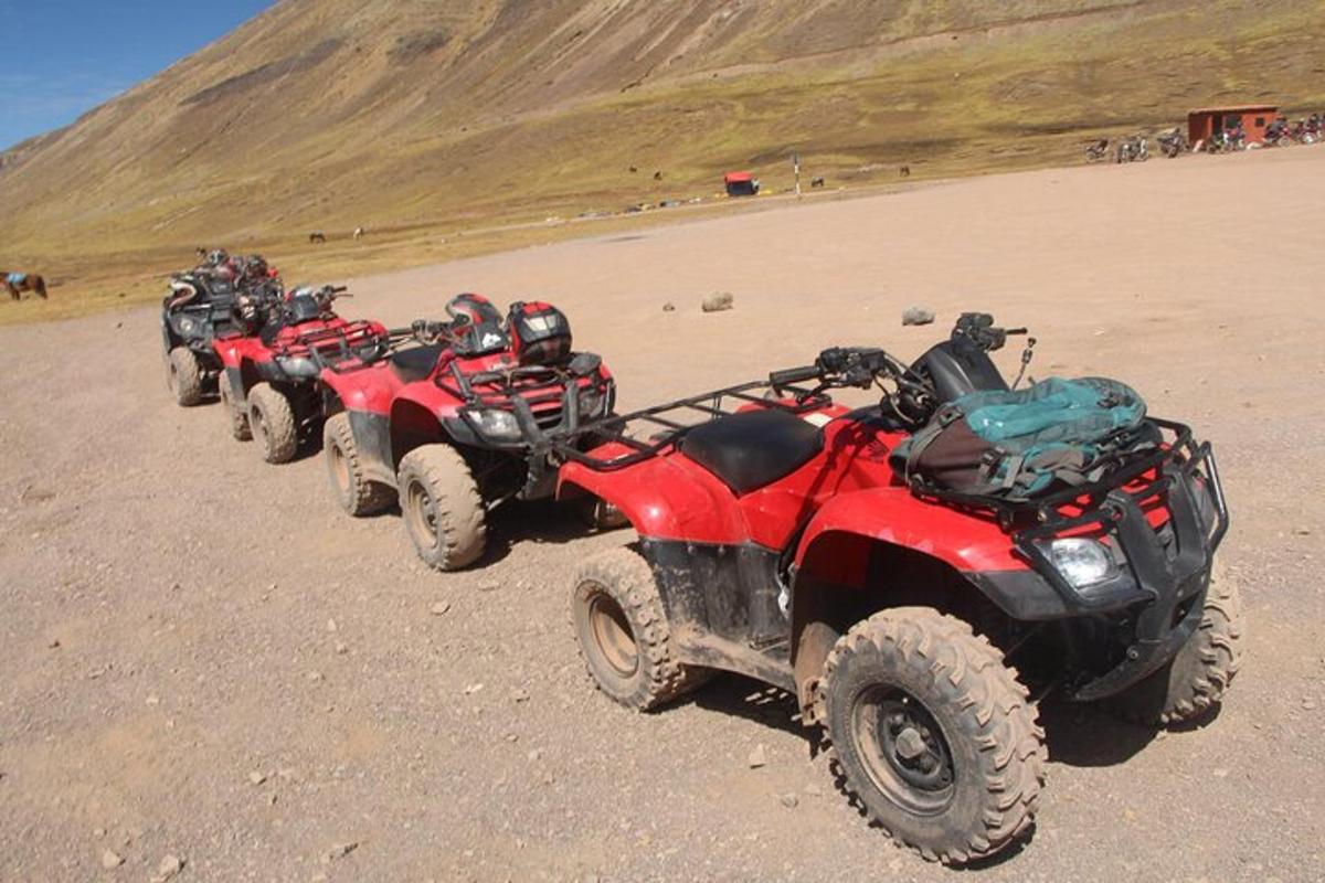 una fila di quattro quad parcheggiati nel deserto