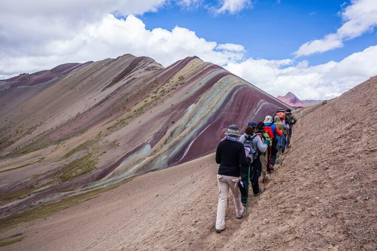 un gruppo di persone che camminano su una montagna