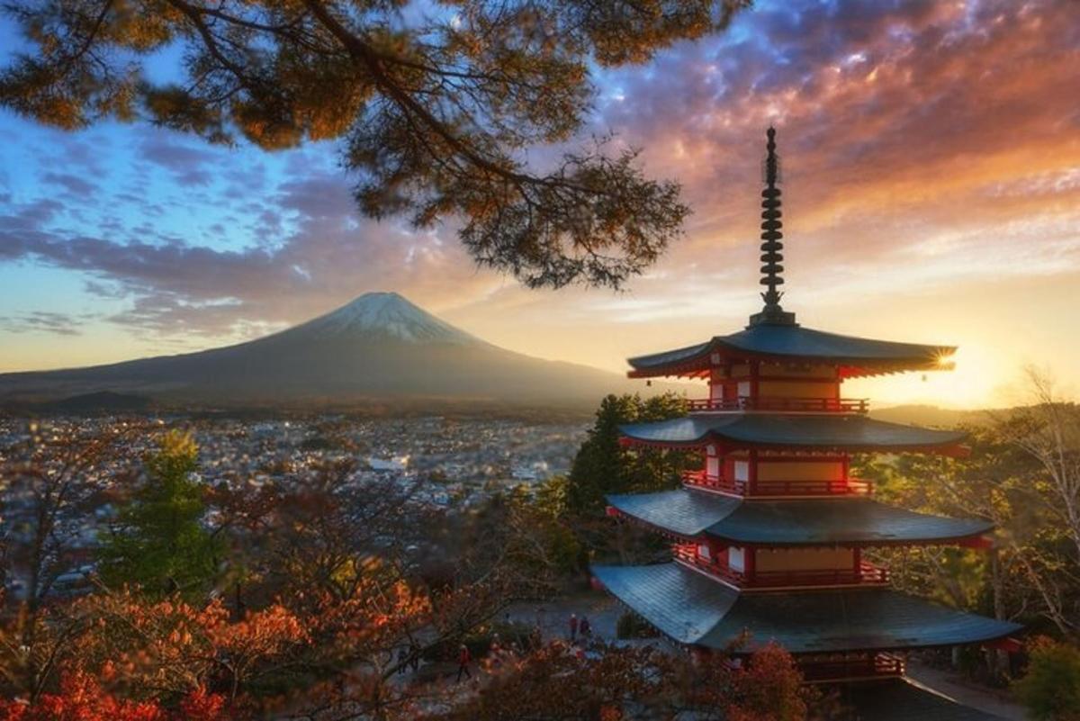 pagoda s horou v pozadí
