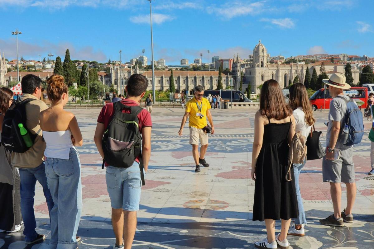 um grupo de pessoas paradas olhando a cidade