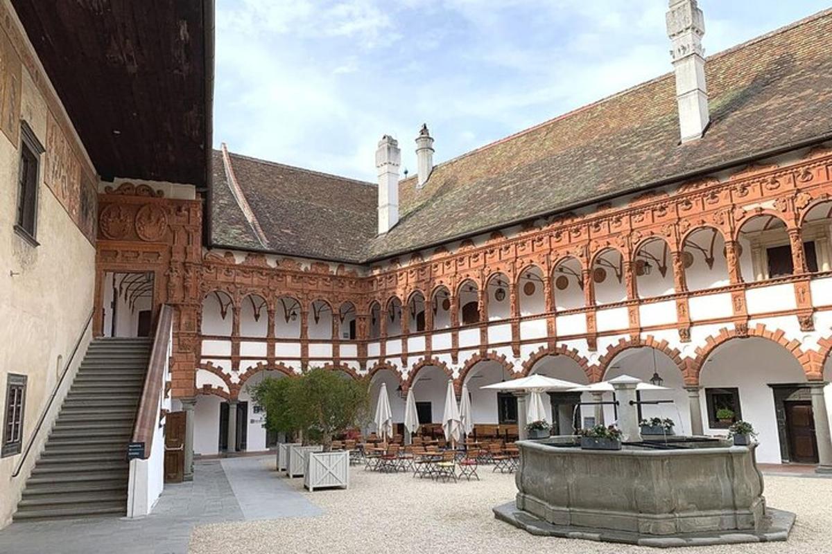 Un gran edificio con una fuente en el patio.