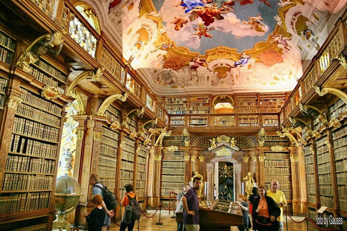 велика бібліотека, в якій ходять люди