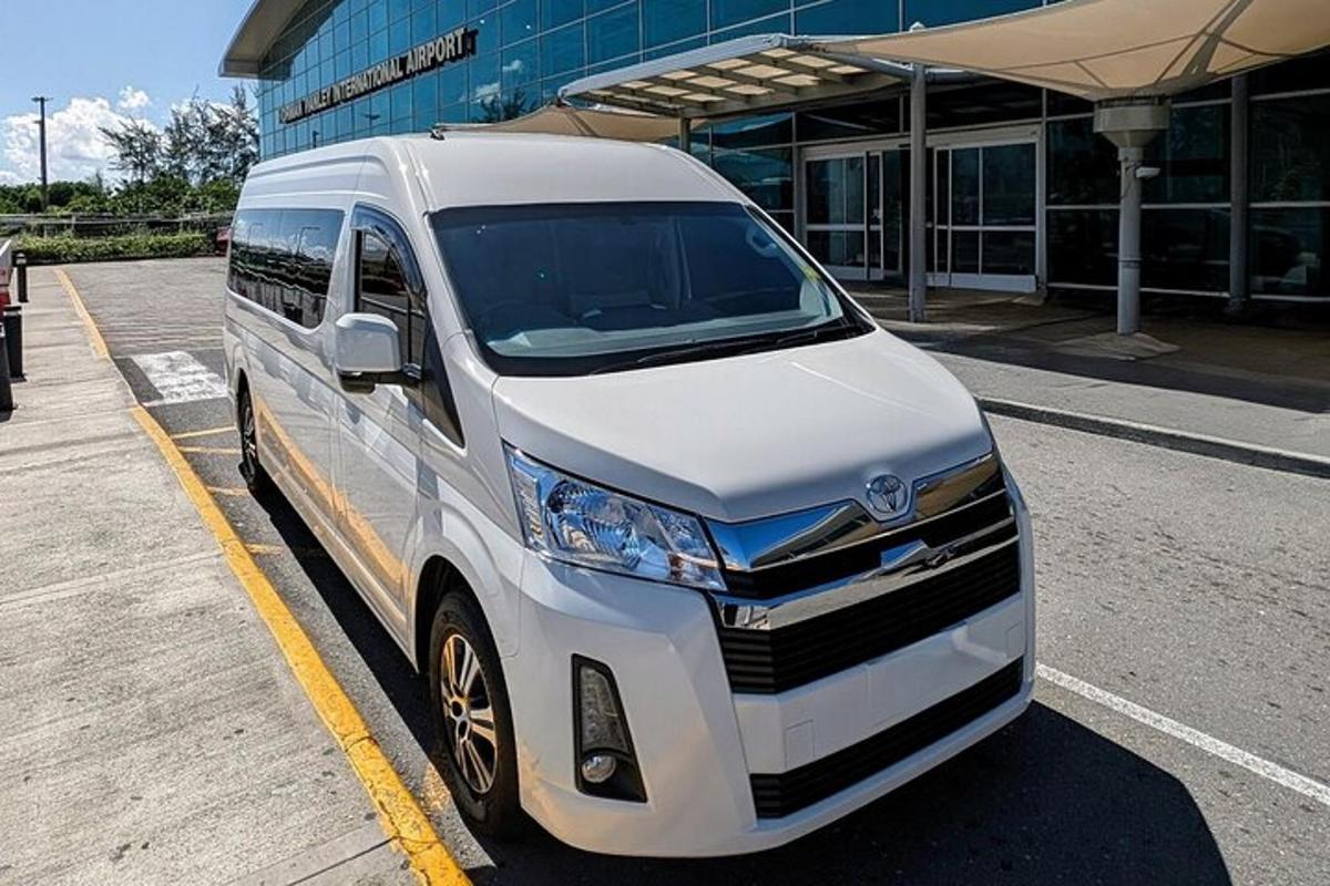 Una camioneta blanca estacionada frente a un edificio