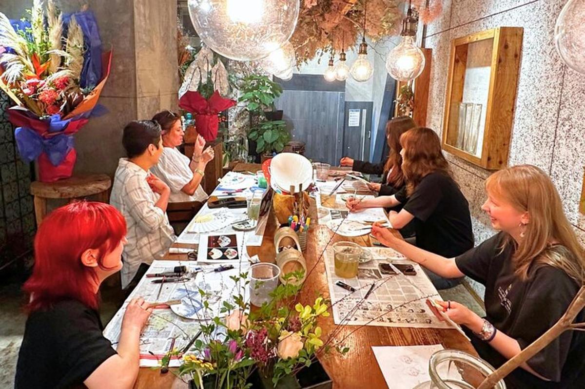 skupina lidí sedících u stolu v restauraci
