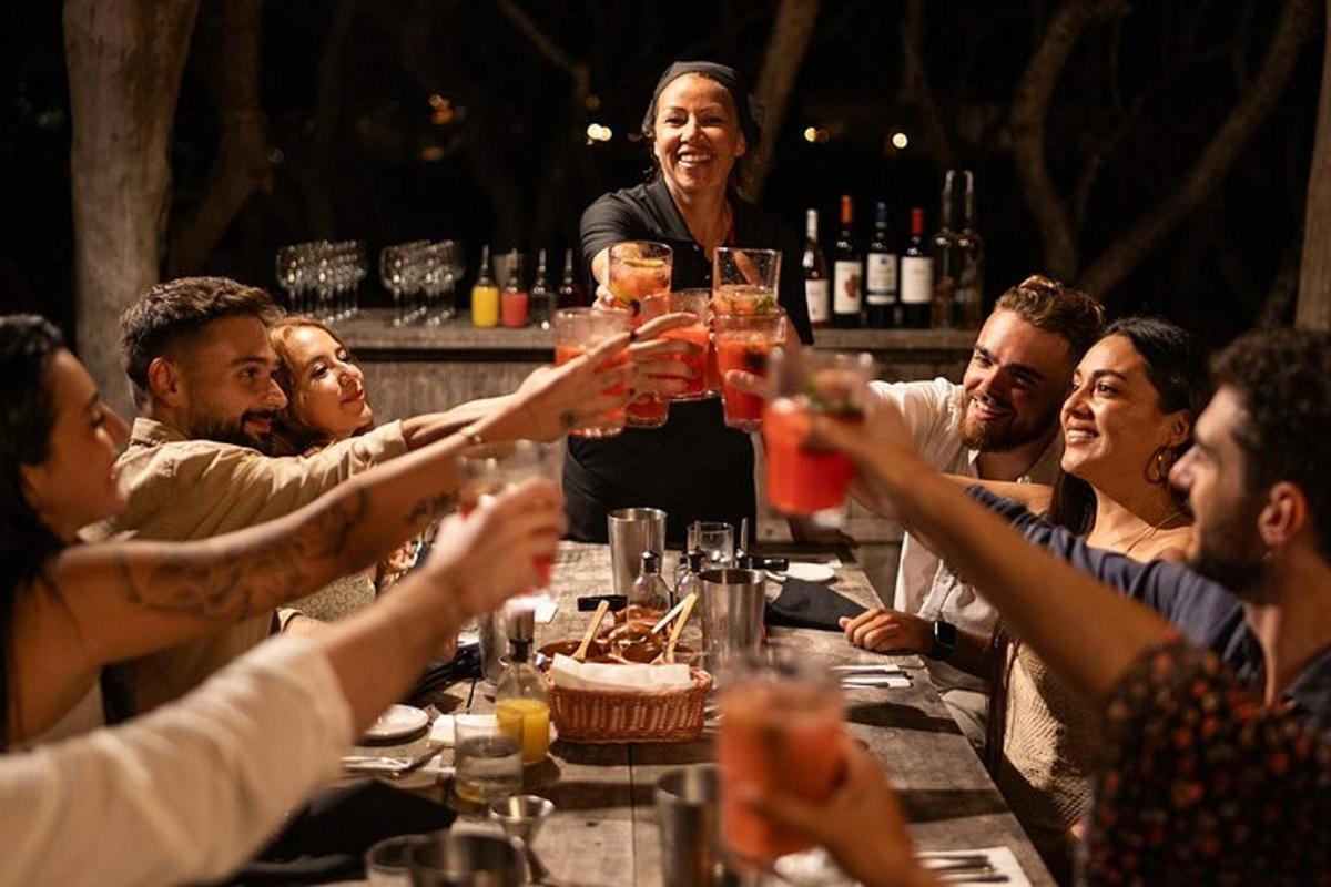 un gruppo di persone sedute attorno a un tavolo che bevono vino