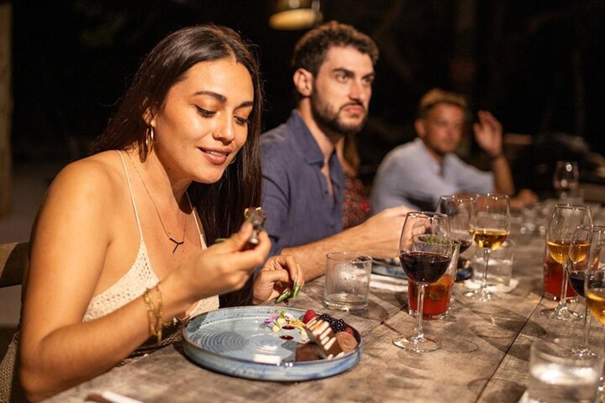 una donna seduta a un tavolo con un piatto di cibo