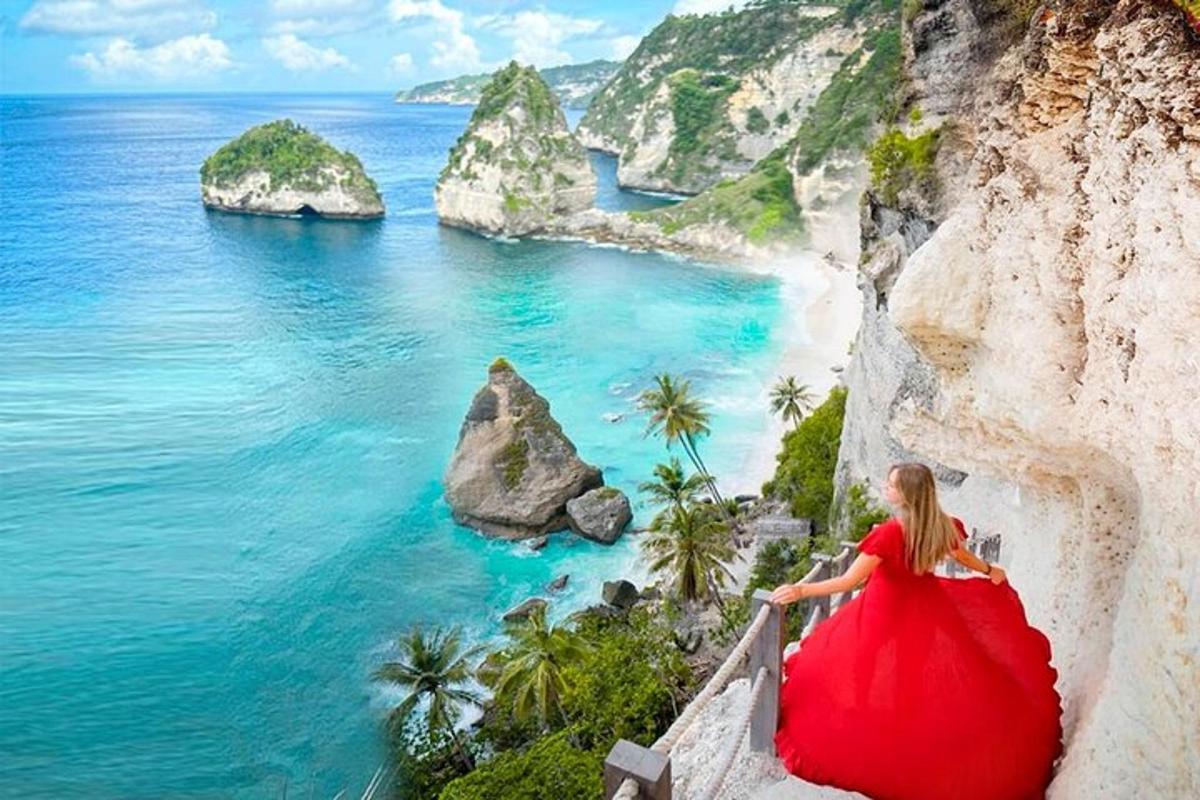 một người phụ nữ mặc váy đỏ đang nhìn ra đại dương