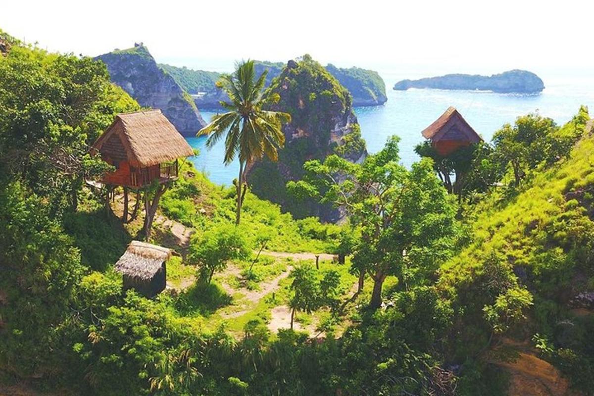วิวเนินเขาที่มีบ้านเรือนและทะเล