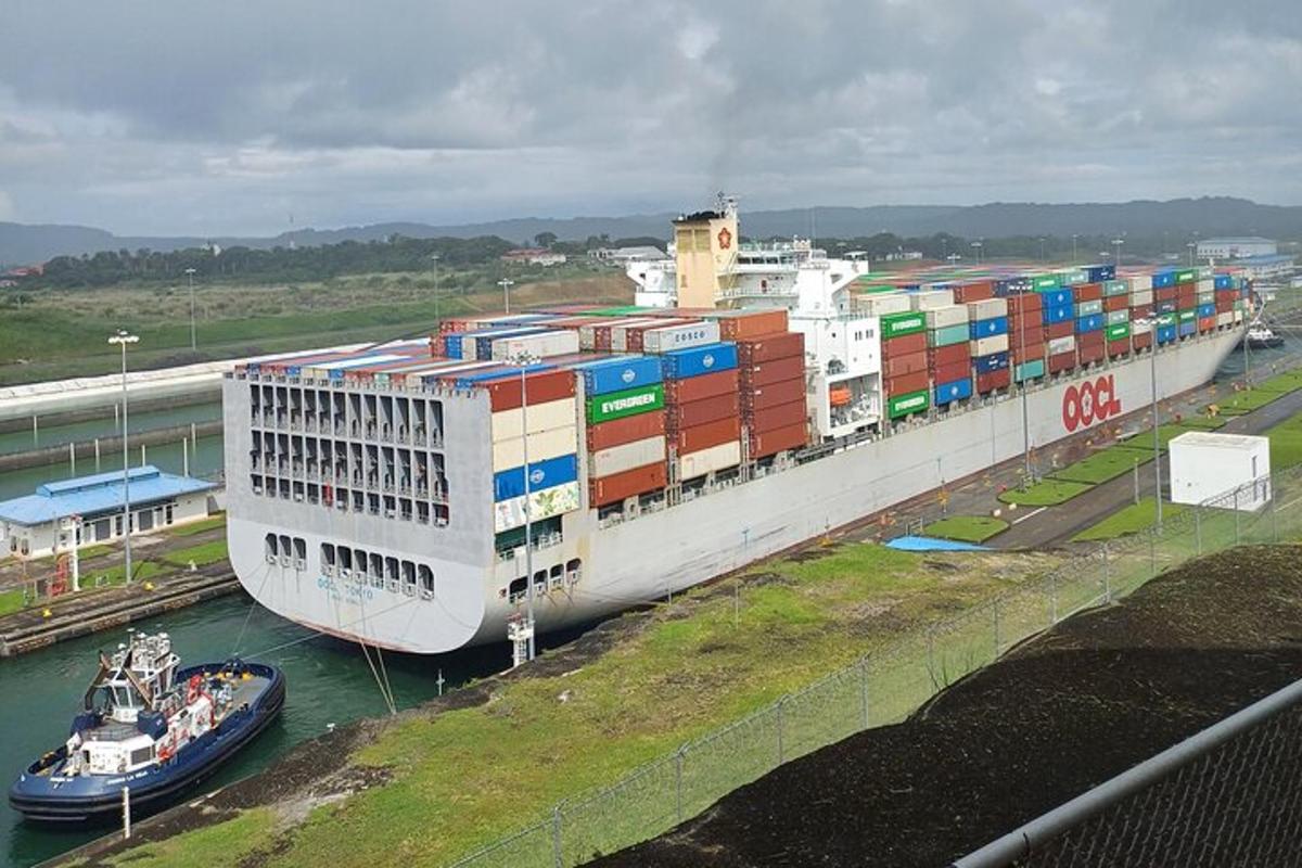 sebuah kapal kontena besar berlabuh di sungai
