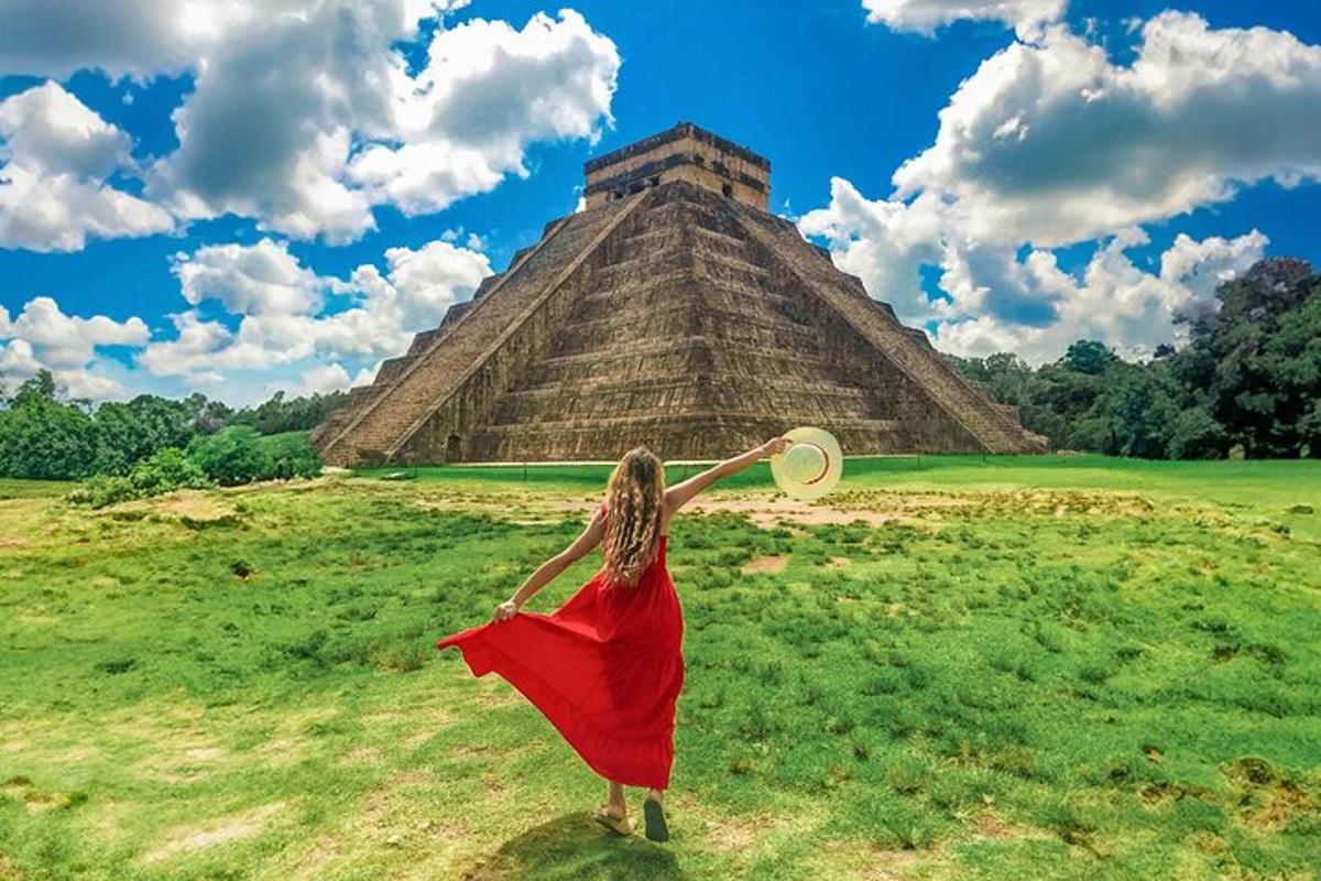 una dona que sosté un frisbee davant d'una piràmide