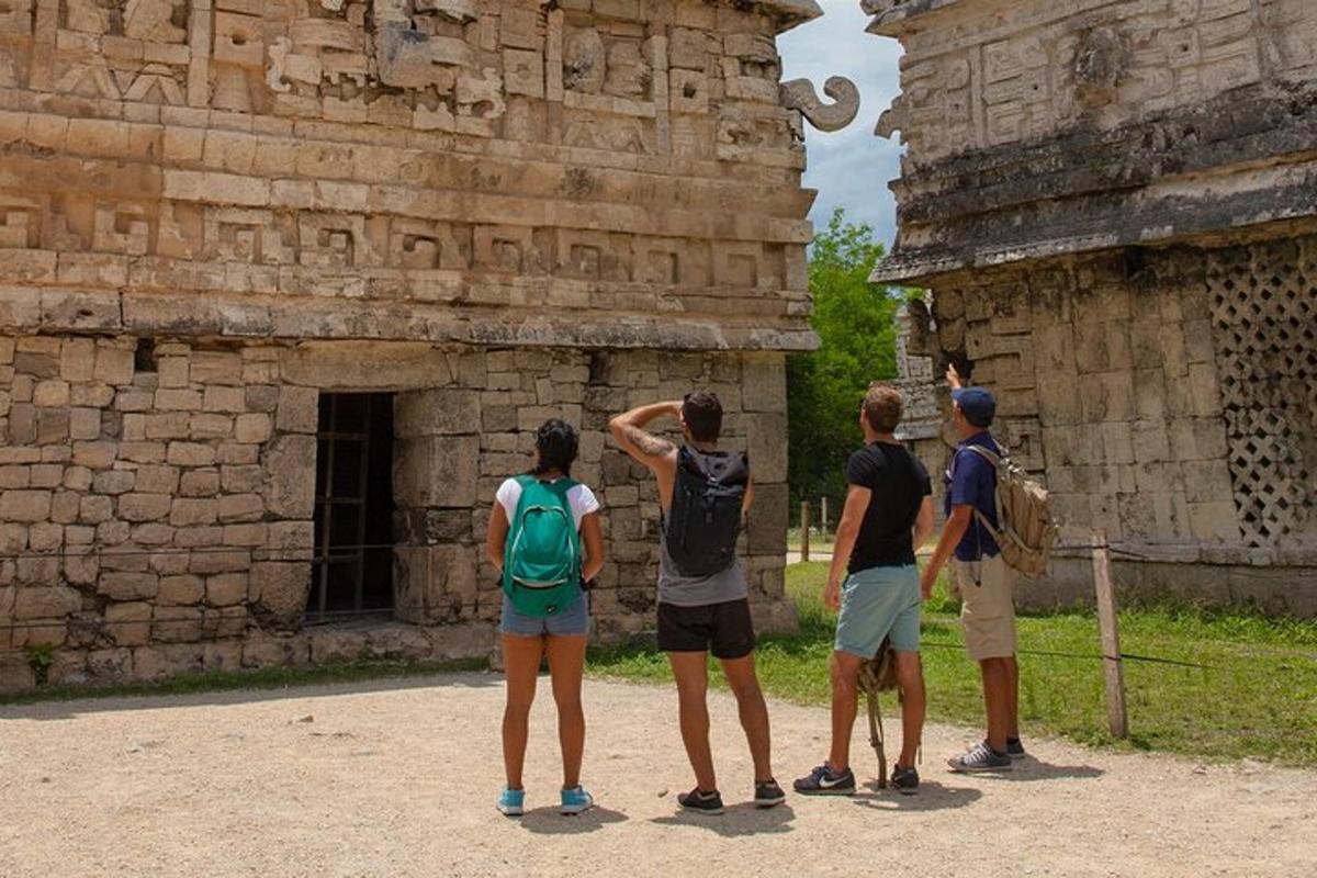 un grup de persones que es troben fora d'un edifici
